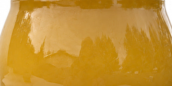 Miód wielokwiatowy w słoiku z bliska